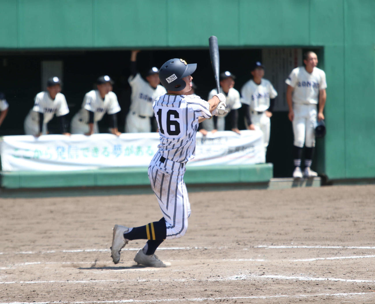 白樺学園対帯広三条　9回表白樺学園無死満塁で中犠飛を放つ田中主将（撮影・山崎純一）