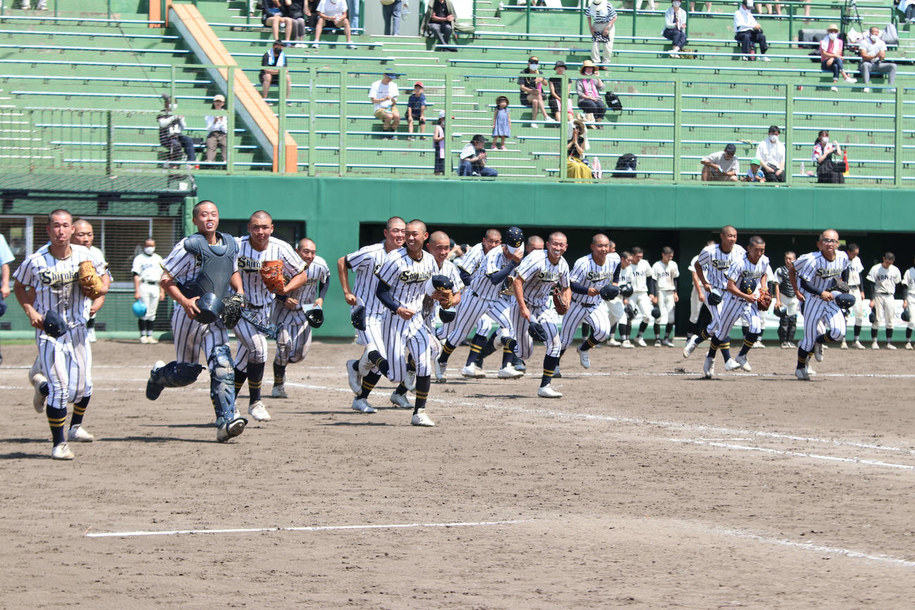 白樺学園対帯広三条　北大会出場を決め、笑顔でスタンドへあいさつに向かう白樺学園の選手たち（撮影・山崎純一）
