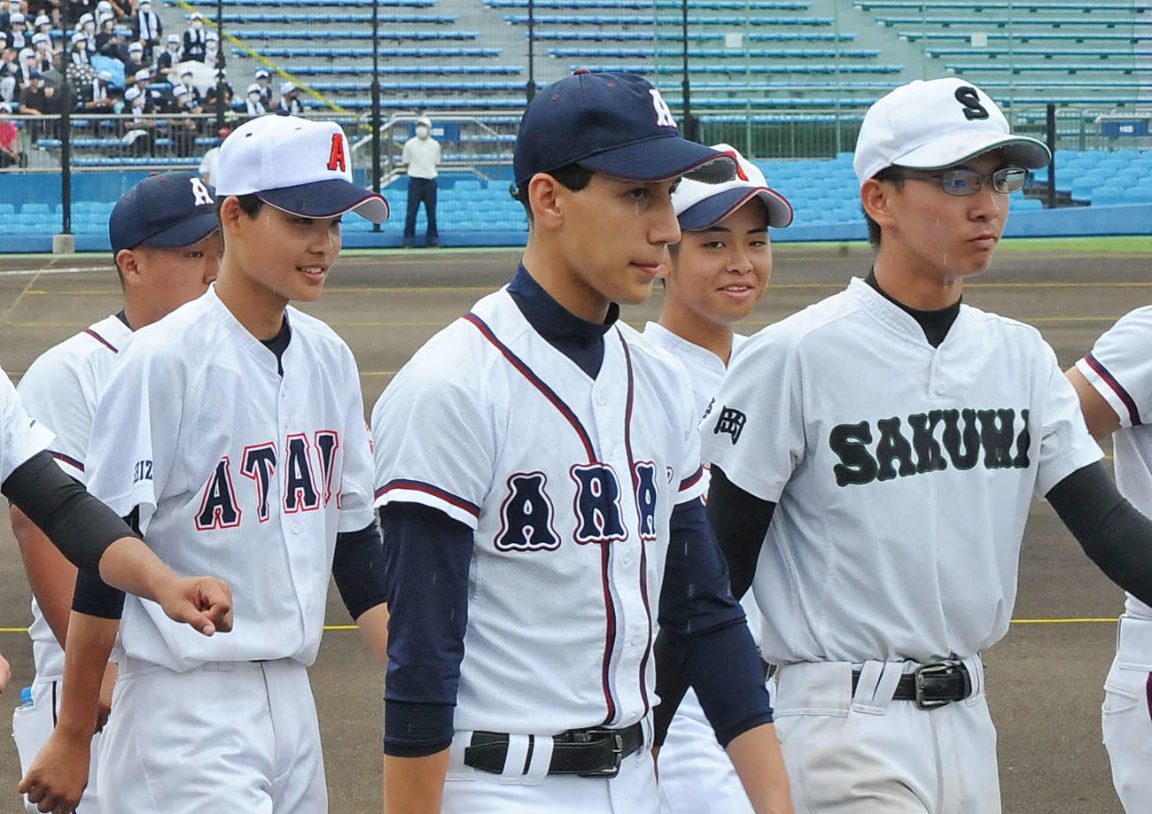 入場行進する熱海の日吉（右から2人目）と矢吹（左端）