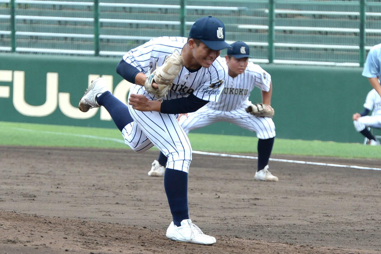 九州国際大付対大和青藍　2番手で力投する九州国際大付のエース香西（撮影・只松憲）