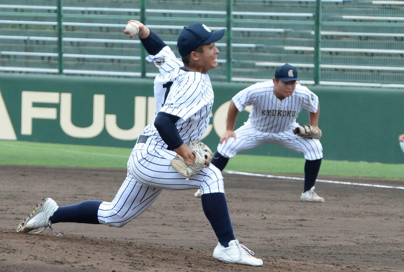 九州国際大付対大和青藍　4回から2番手でマウンドに上がった九州国際大付のエース香西（撮影・只松憲）