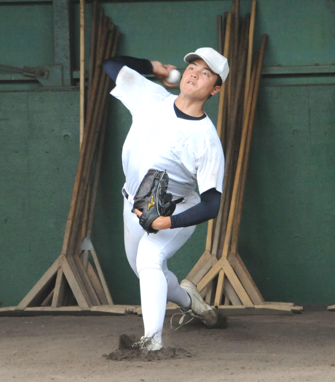 入念に投球練習を行う小幡