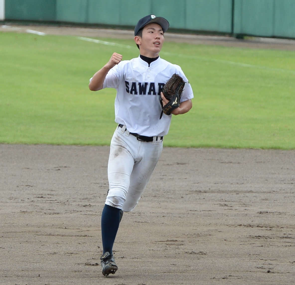 久留米学園戦に完投し、ガッツポーズする早良・久保（撮影・只松憲）