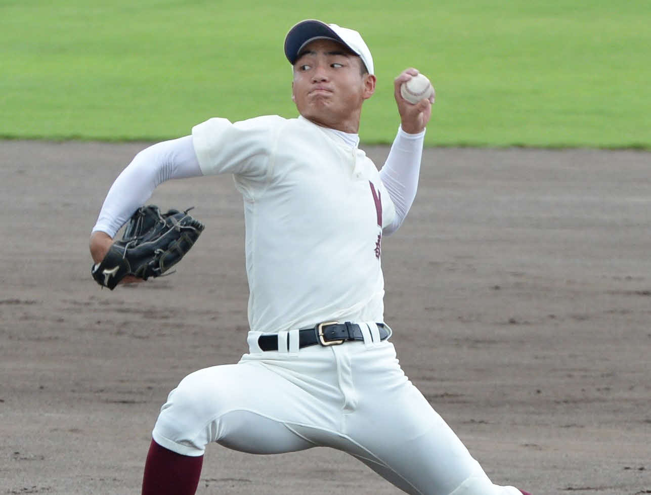 浮羽究真館対春日　先発で力投する春日・飯田（撮影・只松憲）