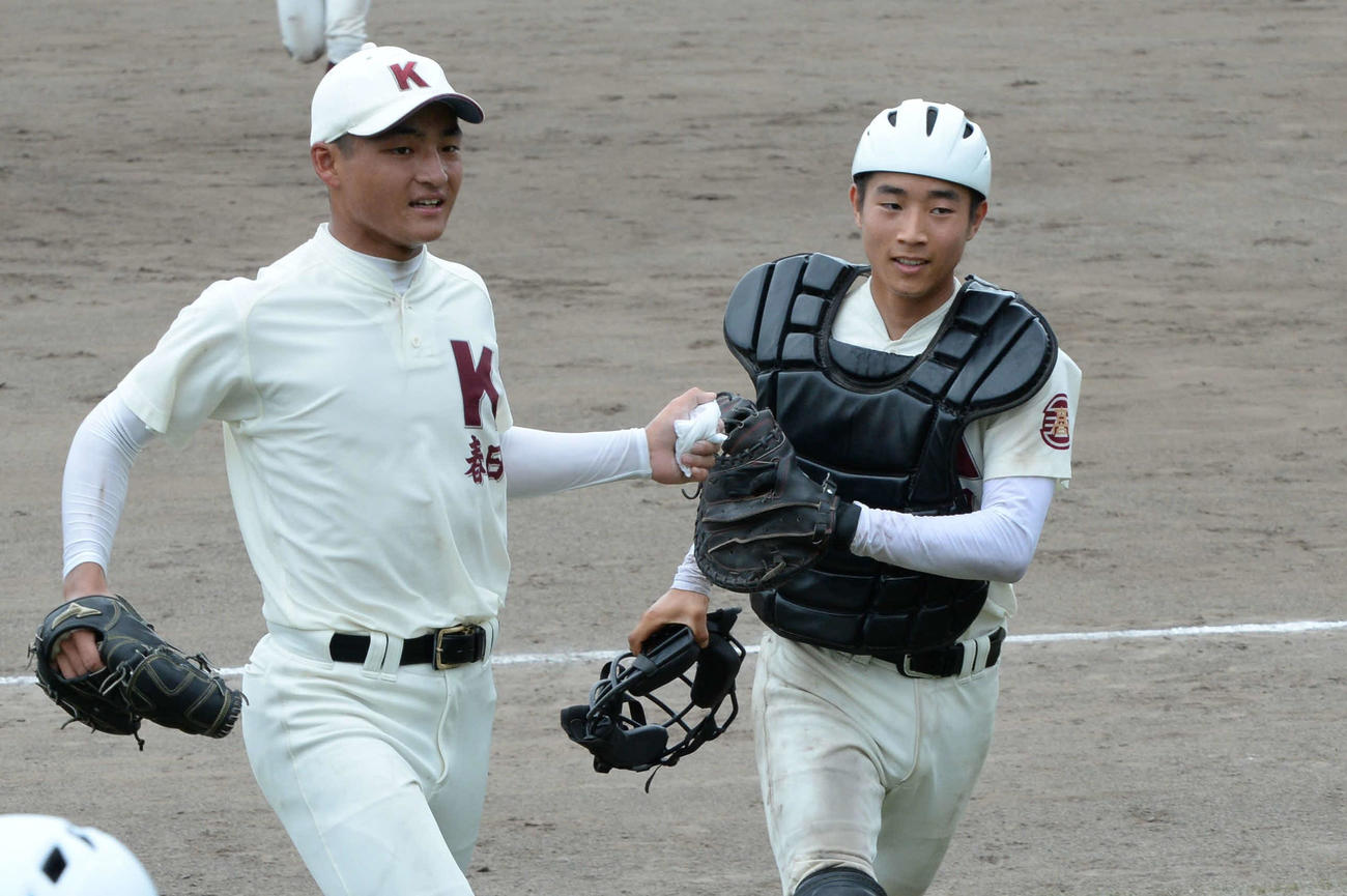 浮羽究真館対春日　春日・飯田（左）は、2回を3者凡退に抑えて捕手の森とハイタッチ（撮影・只松憲）