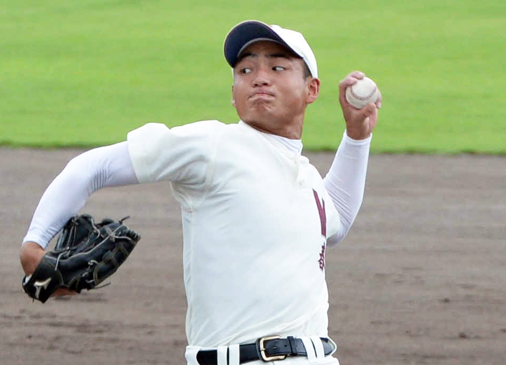先発で力投する春日・飯田（撮影・只松憲）