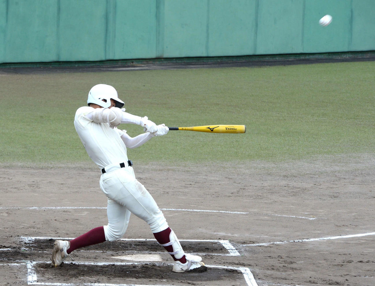 6回に右翼越えソロ本塁打を放つ春日・飯田（撮影・只松憲）