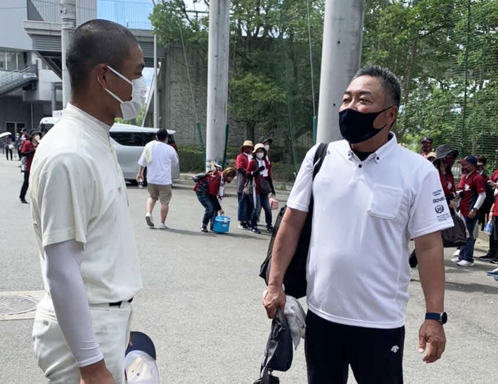 試合後に息子の春日・飯田泰成投手（左）をねぎらう星琳監督で父の信吾さん（撮影・只松憲）