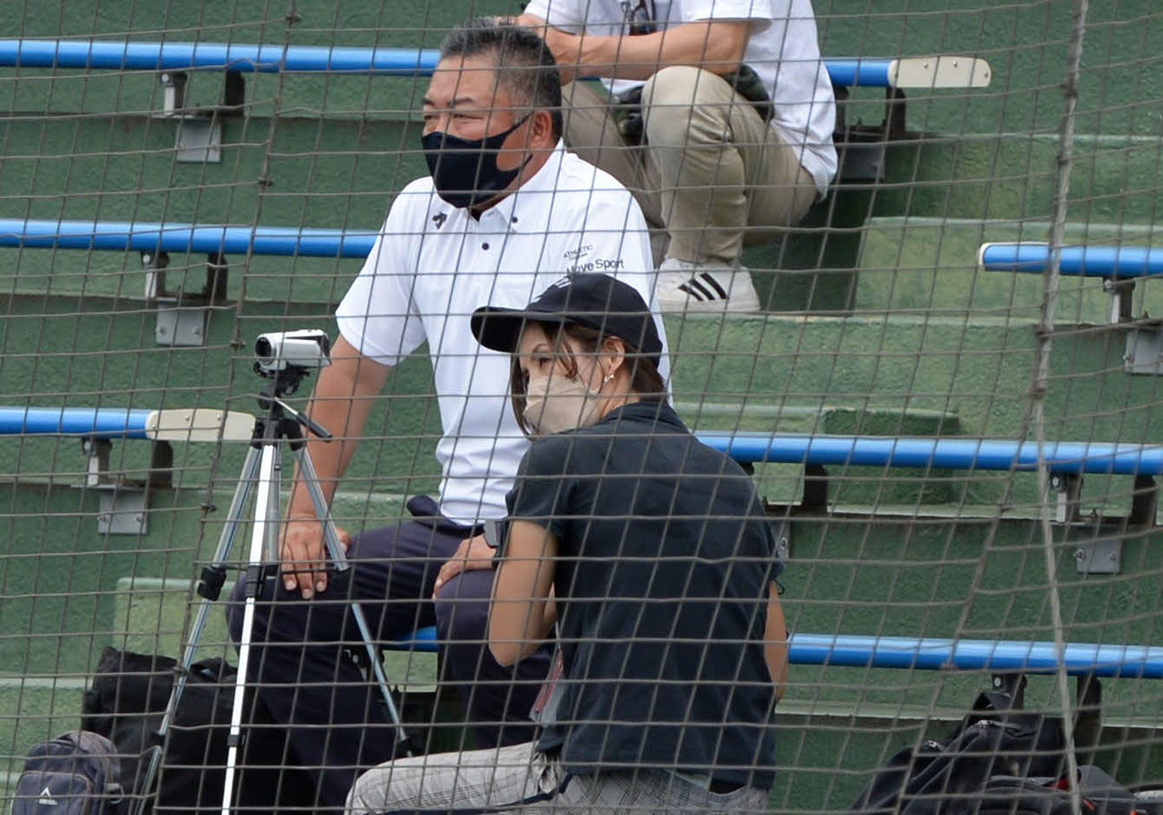 息子の春日・飯田泰成投手をスタンドから見守る星琳監督で父の信吾さん（撮影・只松憲）