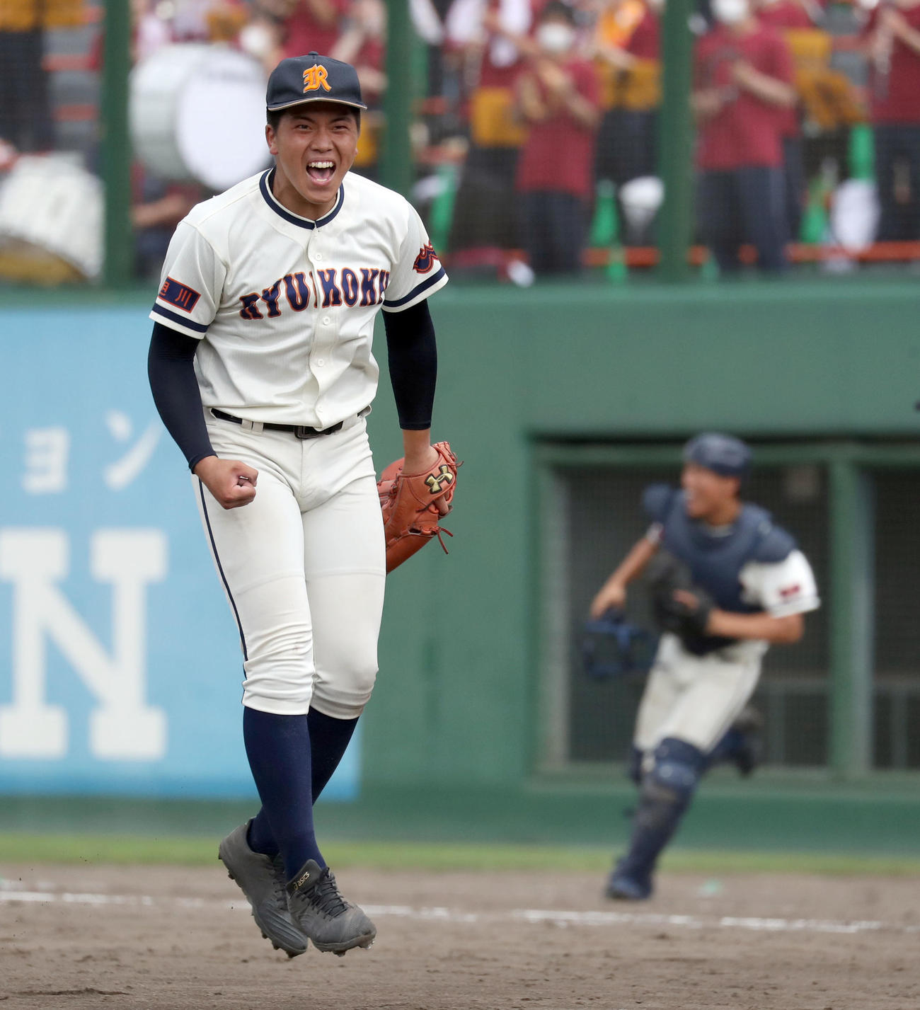 旭川実対旭川龍谷　9回表旭川実1死一塁、河内を遊併殺に仕留めガッツポーズをする出雲崎（撮影・佐藤翔太）