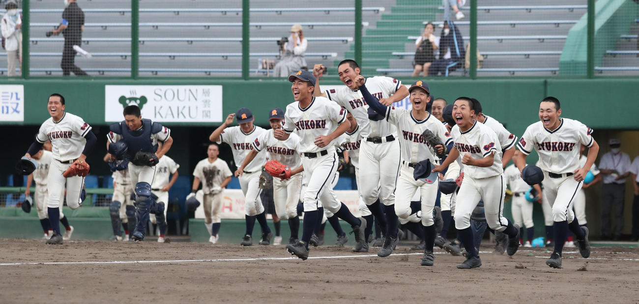 旭川実対旭川龍谷　旭川実に勝利し北北海道大会出場を決め歓喜する旭川龍谷ナイン（撮影・佐藤翔太）