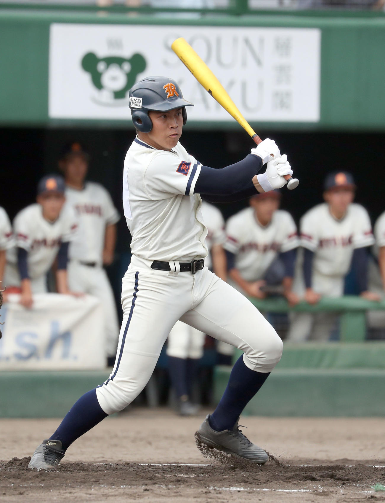 旭川実対旭川龍谷　1回裏旭川龍谷1死二塁、出雲崎は先制となる右前適時打を放つ（撮影・佐藤翔太）