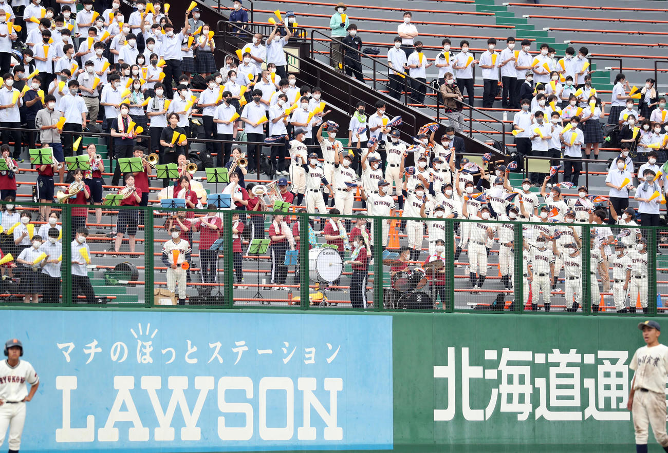 旭川実対旭川龍谷　旭川龍谷のスタンド応援席（撮影・佐藤翔太）