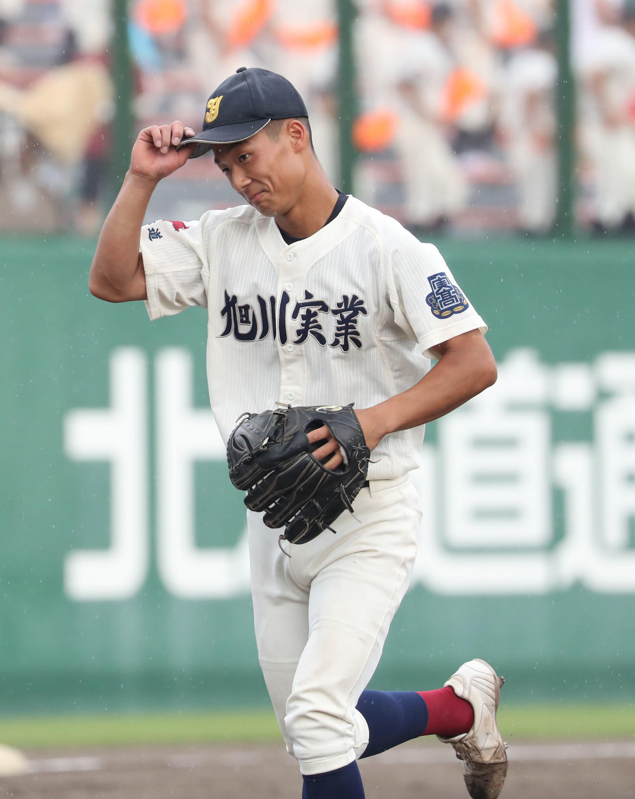 旭川実対旭川龍谷　渋い表情でベンチに戻る旭川実の佐々木（撮影・佐藤翔太）
