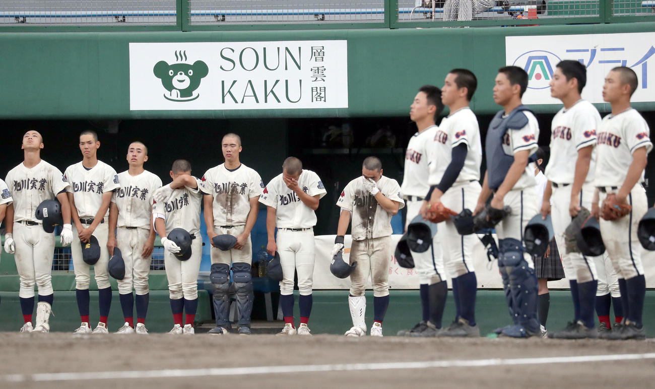 旭川実対旭川龍谷　旭川龍谷に敗れ涙する旭川実ナイン（撮影・佐藤翔太）