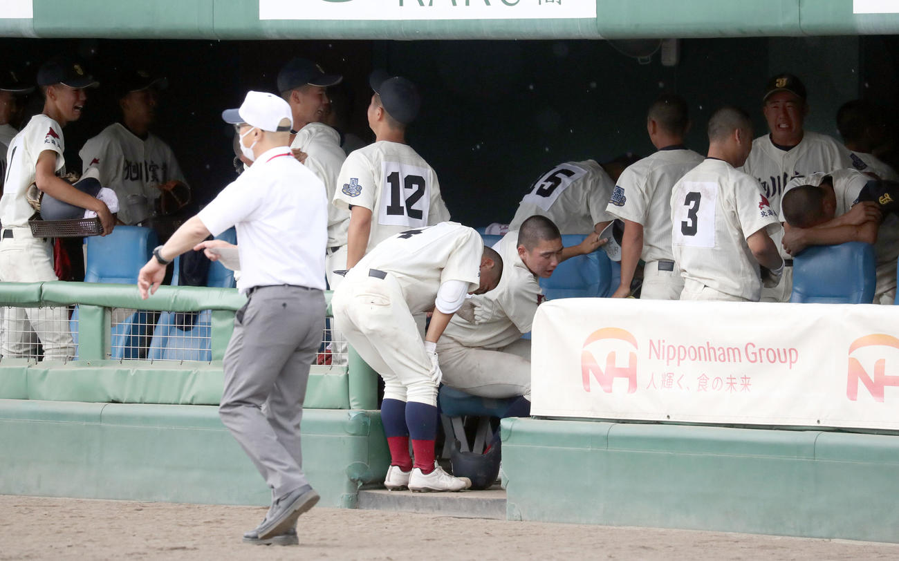 旭川実対旭川龍谷　旭川龍谷に敗れベンチで涙する旭川実ナイン（撮影・佐藤翔太）