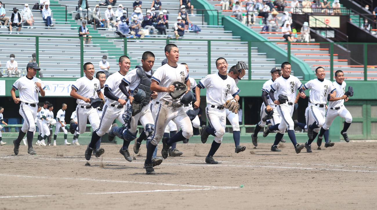 旭川東対留萌　北北海道大会出場を決め笑顔で駆け出す旭川東ナイン（撮影・佐藤翔太）