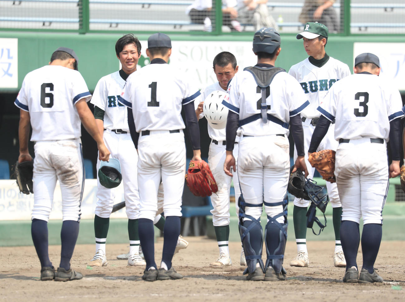 旭川東対留萌　旭川東に敗れ涙を見せる留萌ナイン（撮影・佐藤翔太）