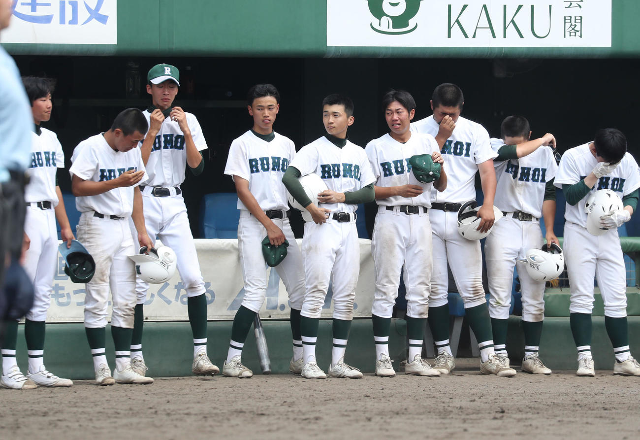 旭川東対留萌　旭川東に敗れ涙を見せる留萌ナイン（撮影・佐藤翔太）