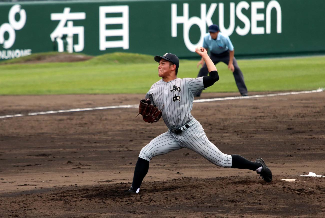 知内対函館大有斗　先発し6回5安打8奪三振無失点の知内・坂本（撮影・永野高輔）