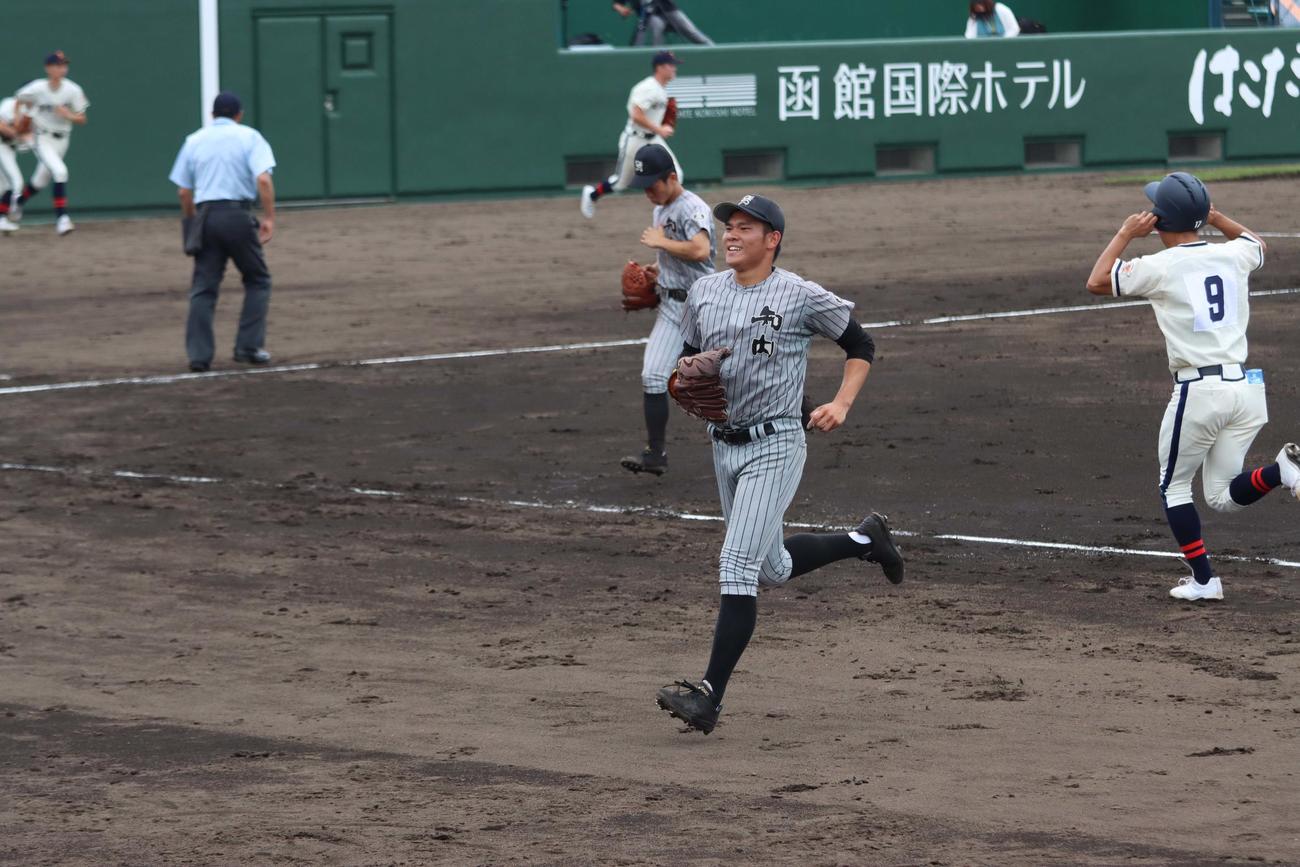 知内対函館大有斗　3回を無失点に抑え笑顔でベンチに引き揚げる知内・坂本（撮影・永野高輔）