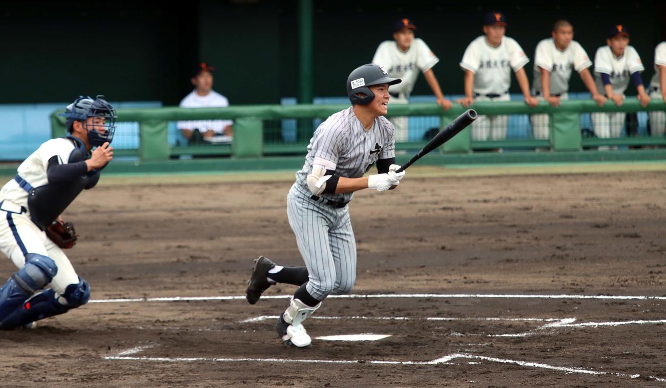 知内対函館大有斗　1回知内1死満塁、坂本が右前に適時打を放つ（撮影・永野高輔）