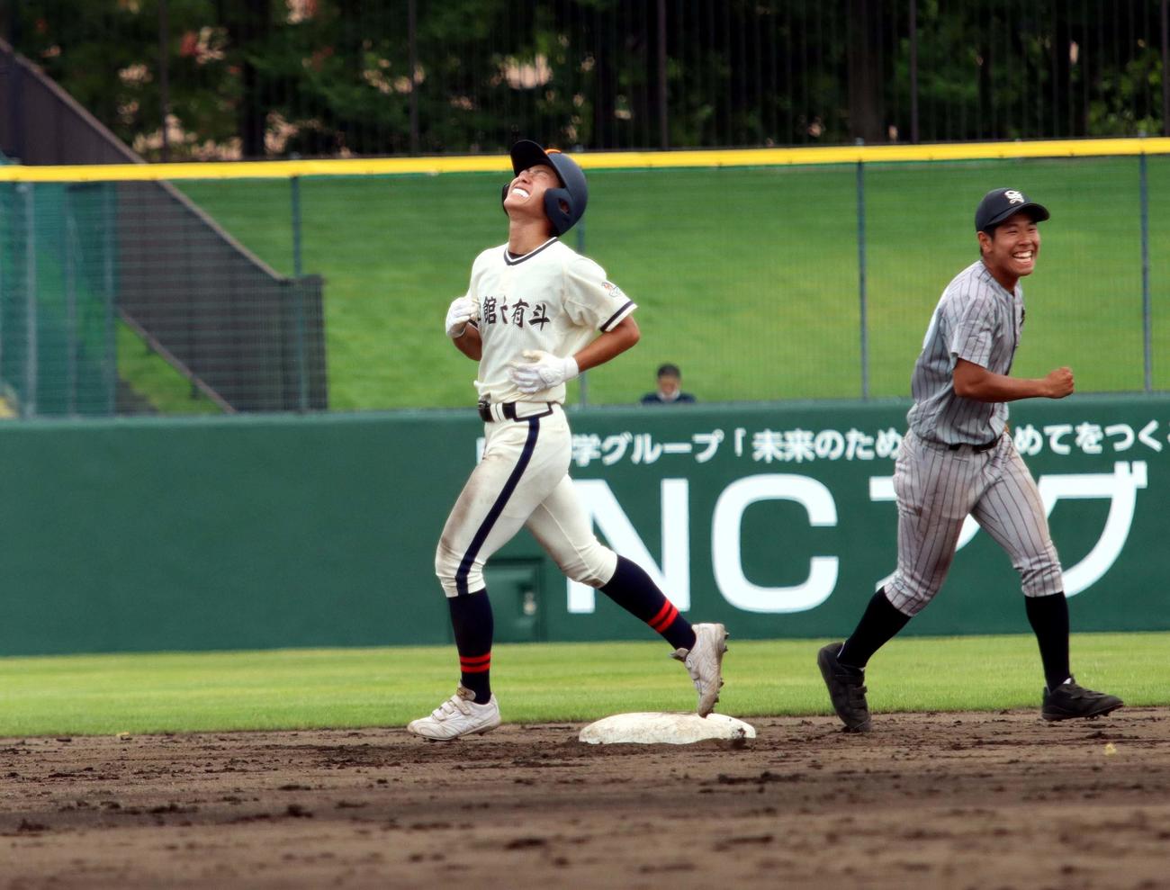 知内対函館大有斗　9回函館大有斗2死一塁、次打者が右飛に倒れコールド負けが決まり天を仰ぐ一塁走者の工藤（左）（撮影・永野高輔）