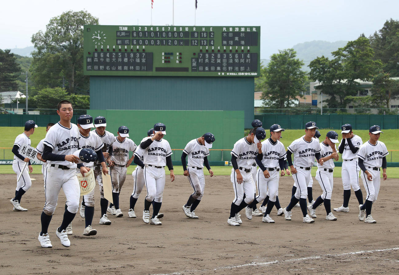 札幌第一対札幌創成　札幌創成に敗れ南北海道大会への出場を逃し涙しながら引き揚げる札幌第一ナイン（撮影・佐藤翔太）