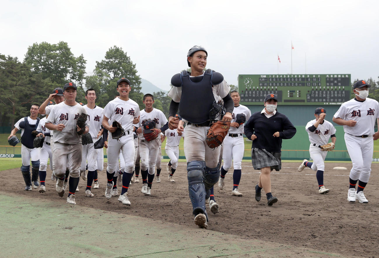 札幌第一対札幌創成　札幌第一に勝利し南北海道大会への出場を決め笑顔で引き揚げる札幌創成ナイン（撮影・佐藤翔太）