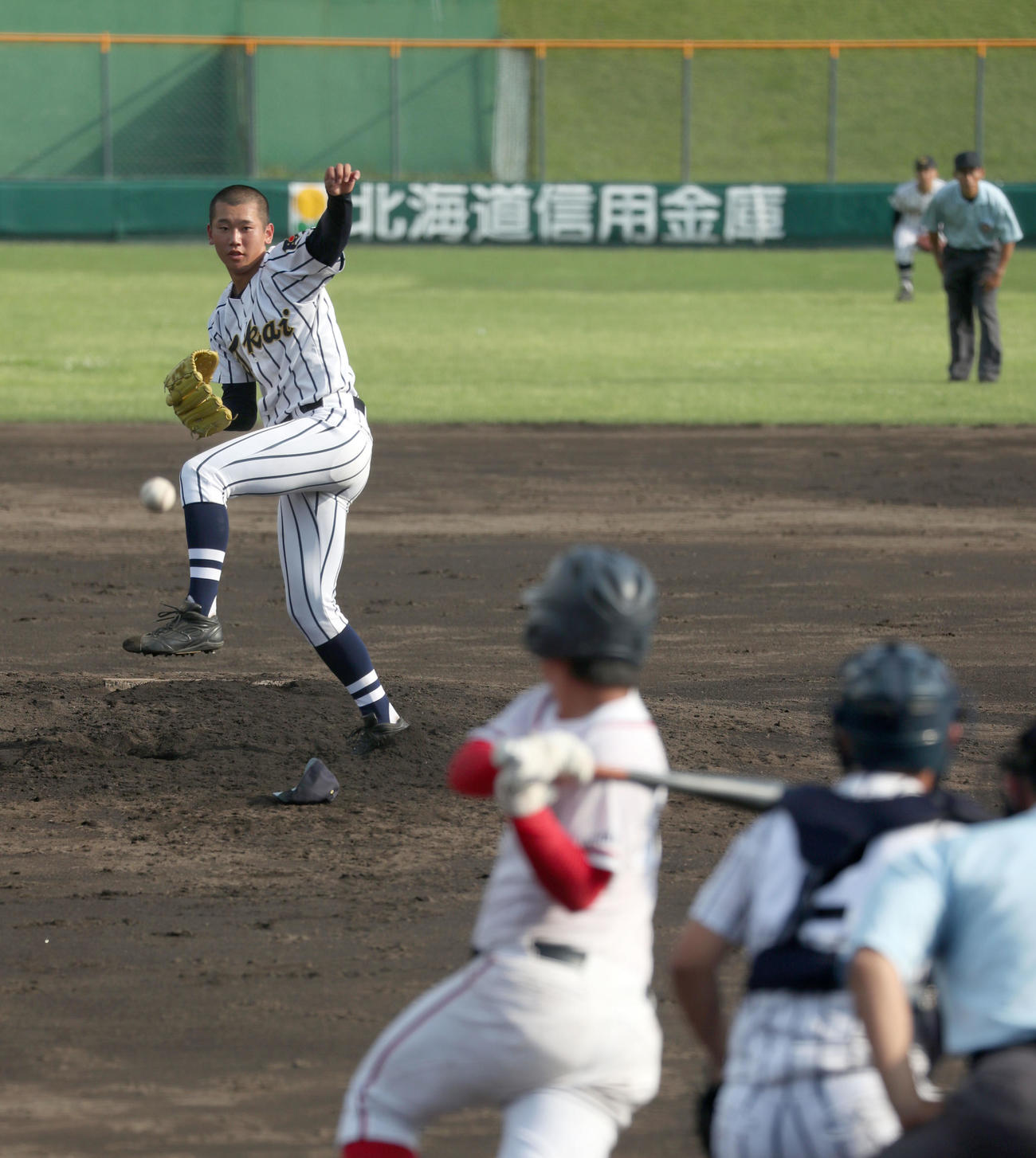 東海大札幌対札幌新陽　5回裏札幌新陽無死、大平友を投ゴロに仕留める門別（撮影・佐藤翔太）
