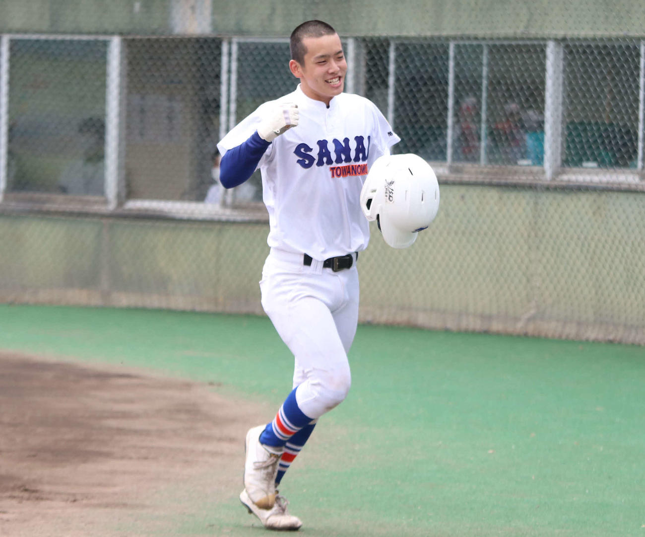 酪農学園大とわの森三愛対立命館慶祥　2回表酪農学園大とわの森三愛2死二塁で左中間越え本塁打を放ち生還する高野（撮影・山崎純一）