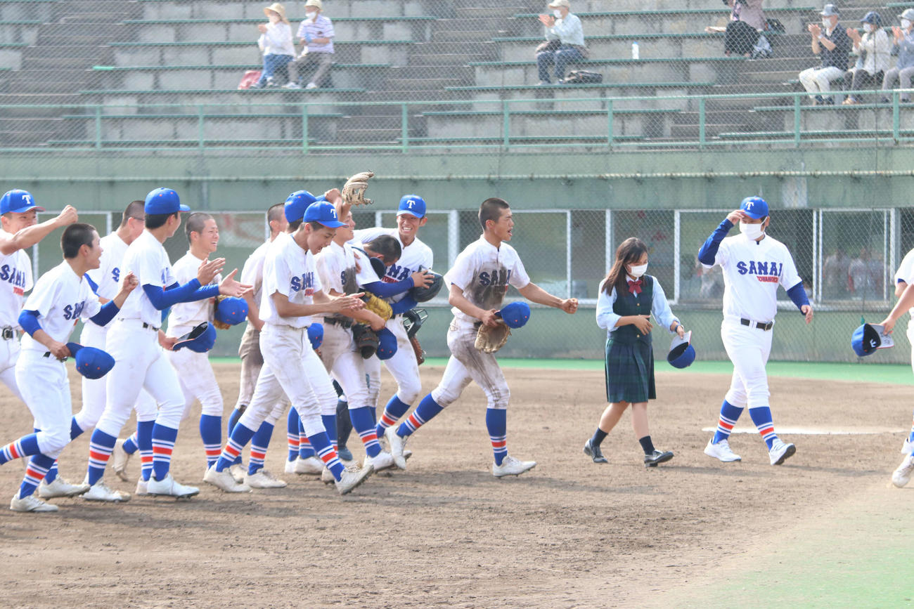 酪農学園大とわの森三愛対立命館慶祥　14年ぶりの南大会出場を決め喜ぶ酪農学園大とわの森三愛の選手たち（撮影・山崎純一）