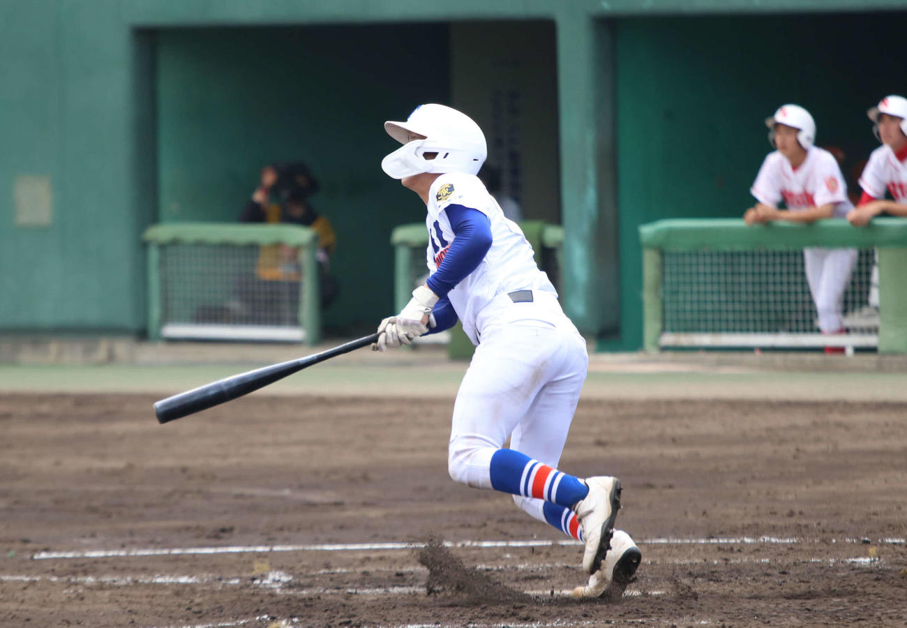 酪農学園大とわの森三愛対立命館慶祥　2回表酪農学園大とわの森三愛2死二塁で左中間越え本塁打を放つ高野（撮影・山崎純一）