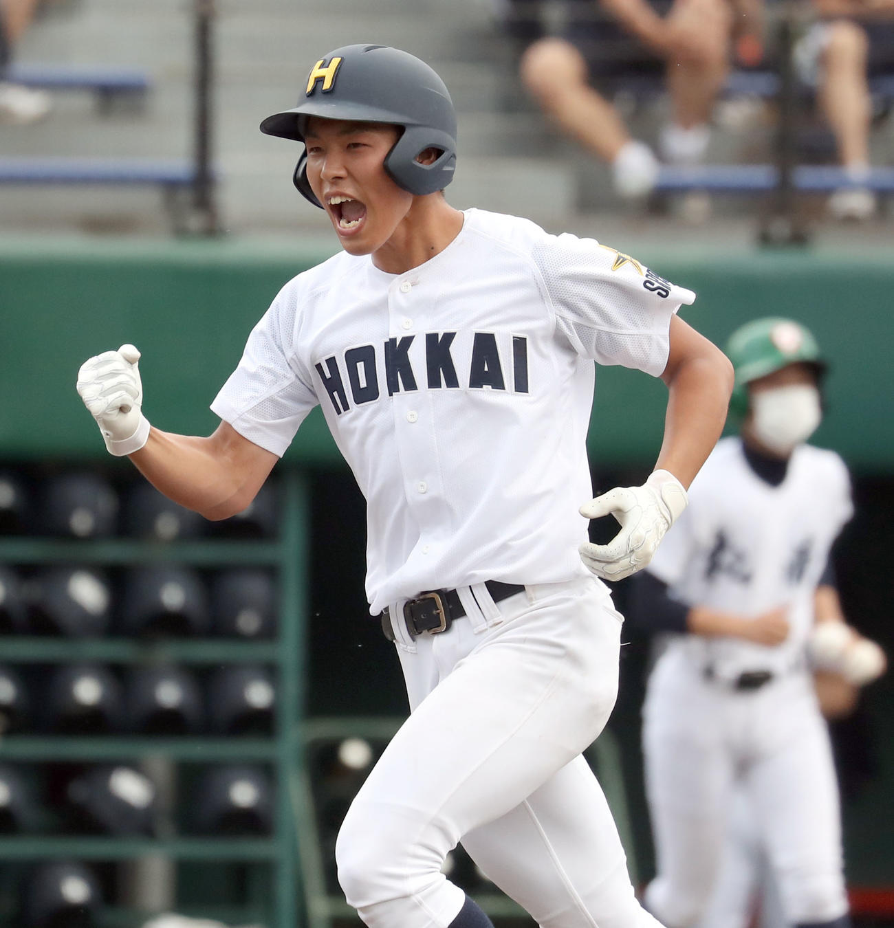 札幌南対北海　1回裏北海2死二塁、井樫は右越え2点本塁打を放ちガッツポーズをする（撮影・佐藤翔太）