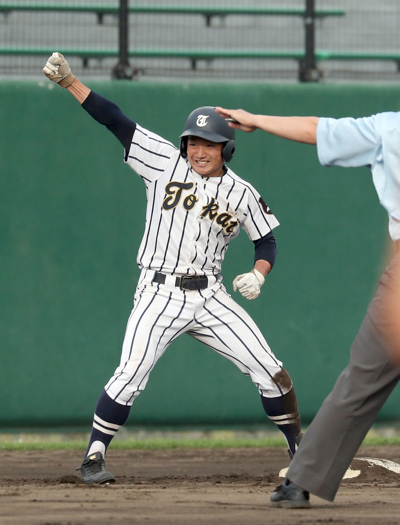 東海大札幌対札幌新陽　8回表東海大札幌1死三塁、石橋は先制となる適時三塁打を放ちガッツポーズをする（撮影・佐藤翔太）