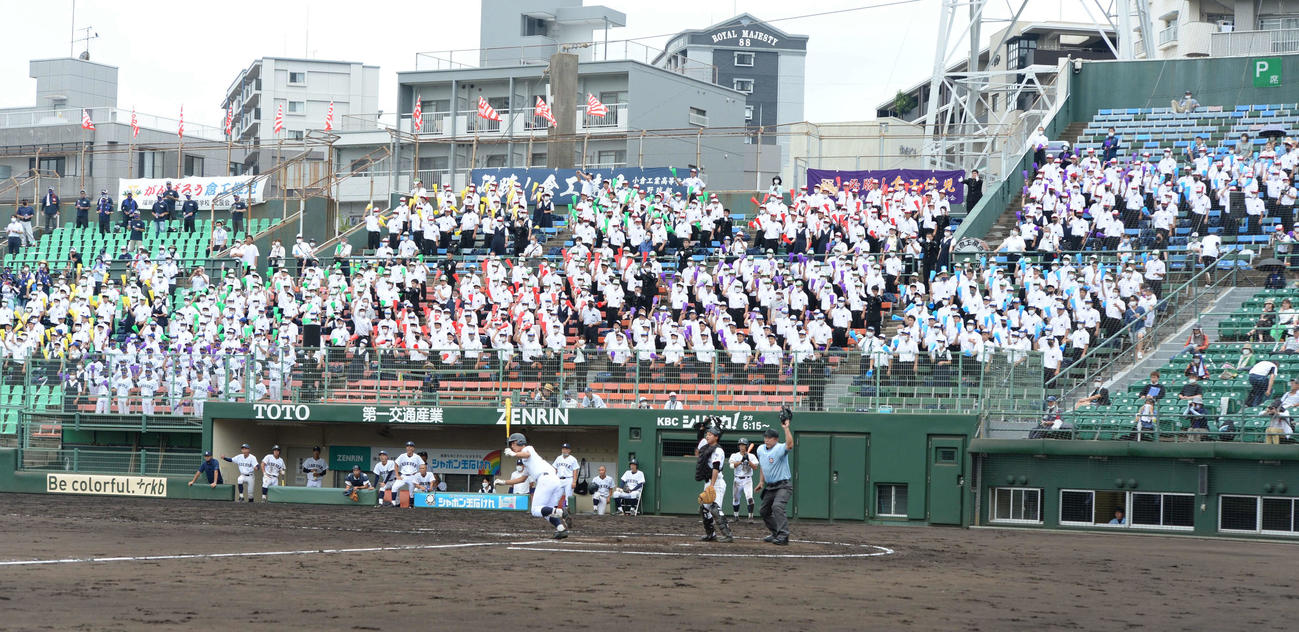 小倉工対東鷹　4回、小倉工・小畑の左前適時打に沸く小倉工のスタンド応援（撮影・只松憲）
