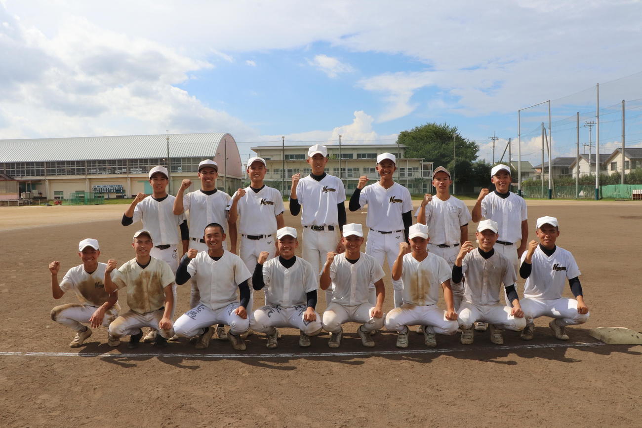 滑川総合15人の主将ら。前列右から3番目が小峯歩主将（撮影・星夏穂）