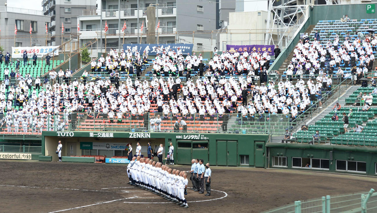 小倉工対東鷹　勝利し、校歌を歌う小倉工ナイン（撮影・只松憲）