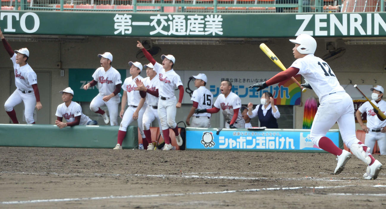 北九州対希望が丘　7回に北九州・上野が一時同点の3点本塁打を放ち、歓喜に沸く北九州ナイン（撮影・只松憲）