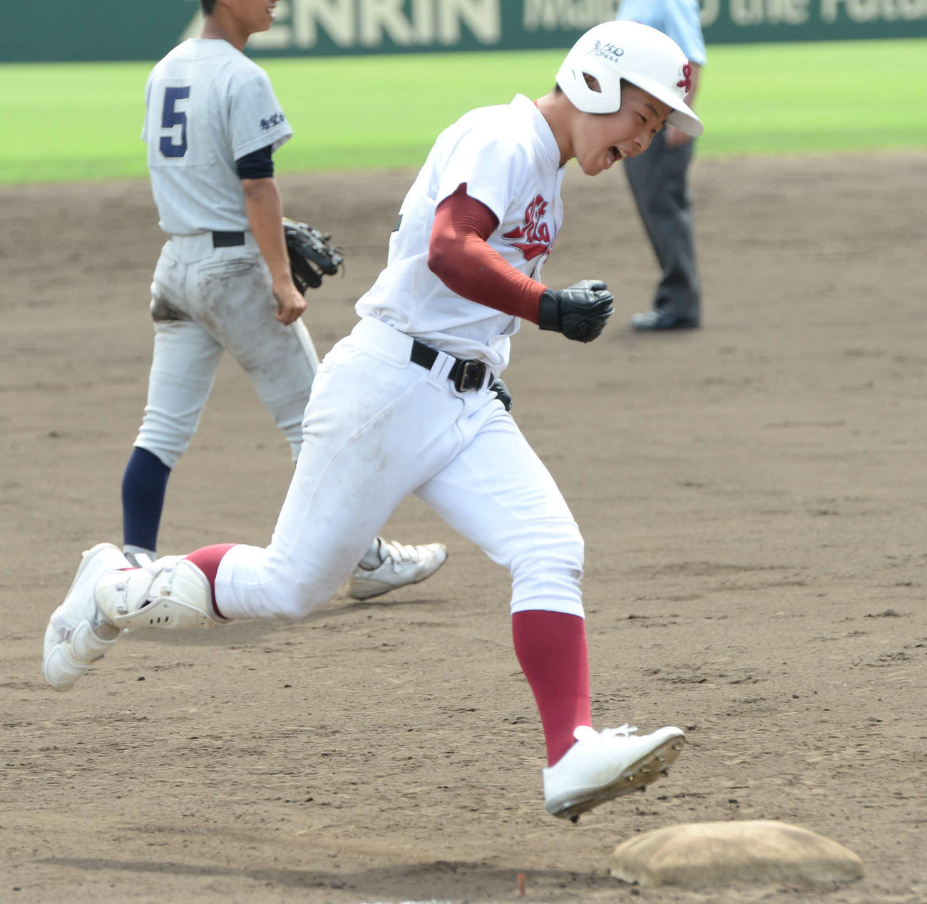 北九州対希望が丘　7回に一時同点の3点本塁打を放ち、笑顔を見せる北九州・上野（撮影・只松憲）