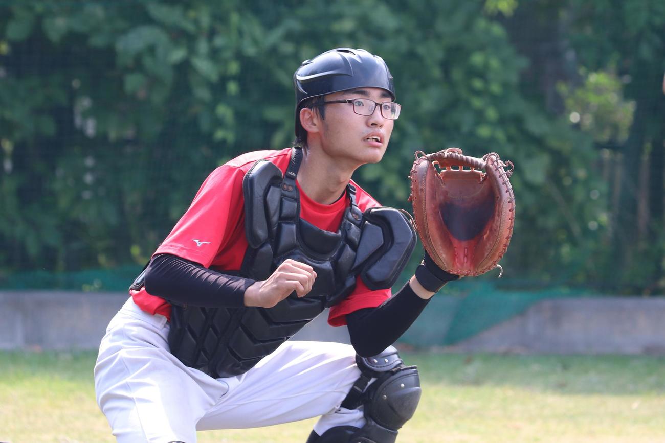 真剣な表情で野手からの返球を待つ井草・大泉・田柄の広瀬主将（撮影・藤塚大輔）