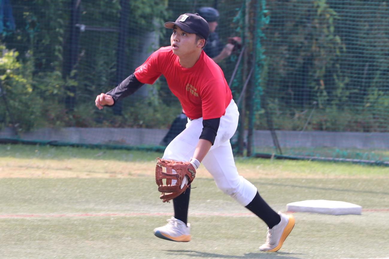 ゴロを捕球しようと前進する井草・大泉・田柄の矢内内野手（撮影・藤塚大輔）