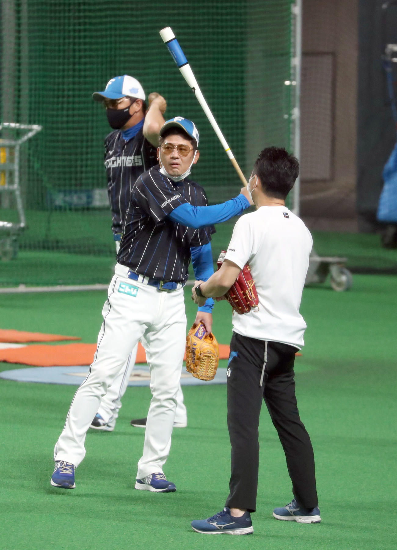 サングラスをかける日本ハム金子コーチ（左後方）と稲田コーチ（2022年7月1日撮影）