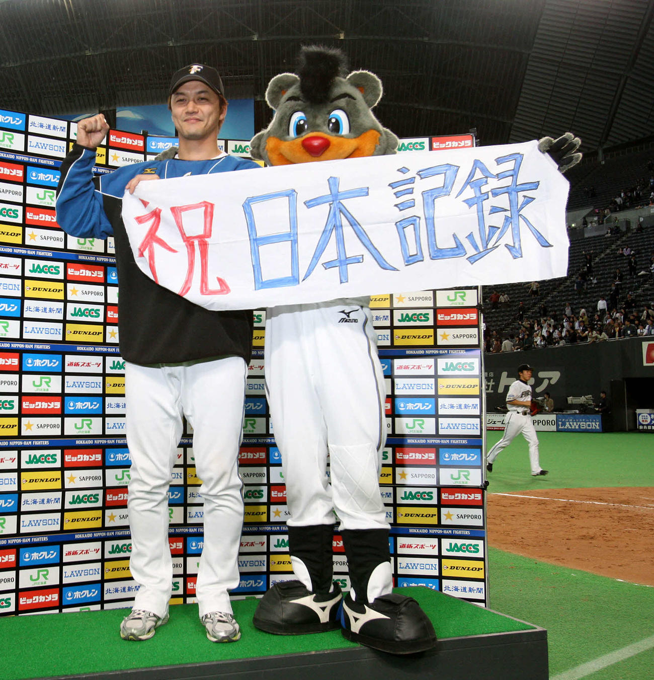 2009年4月15日、日本ハム対オリックス　ヒーローインタビューで7試合連続二塁打の日本新記録を祝う金子誠
