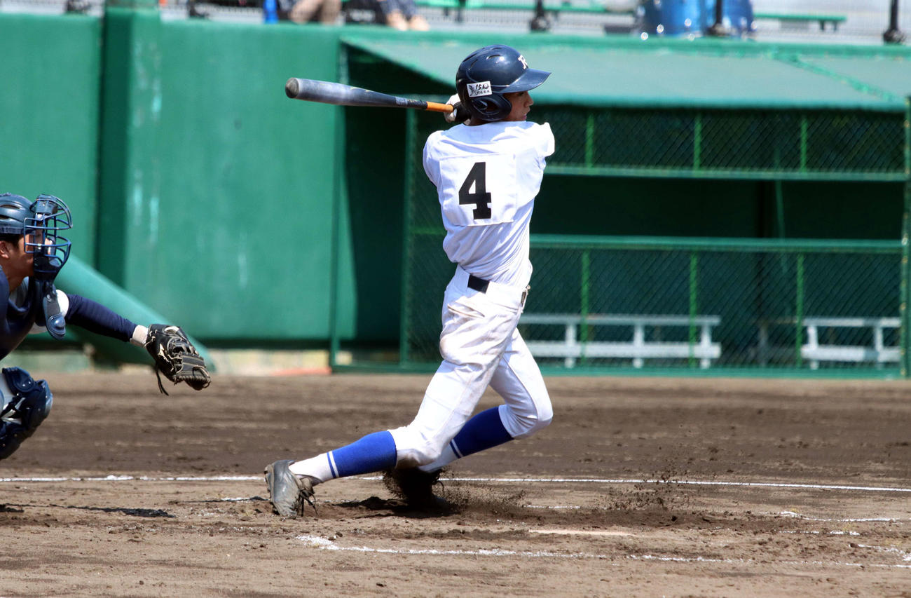 2回札幌龍谷学園1死満塁、内海が逆転の右前2点適時打を放つ（撮影・永野高輔）