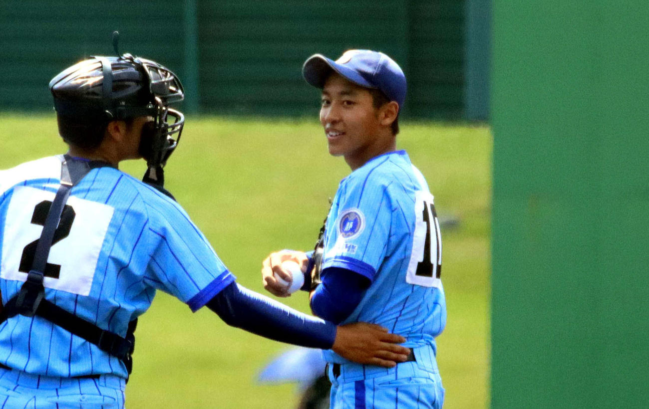 初回にいきなり無死三塁のピンチに立たされ、鈴木渉捕手に励まされる札幌静修先発の古石（撮影・永野高輔）