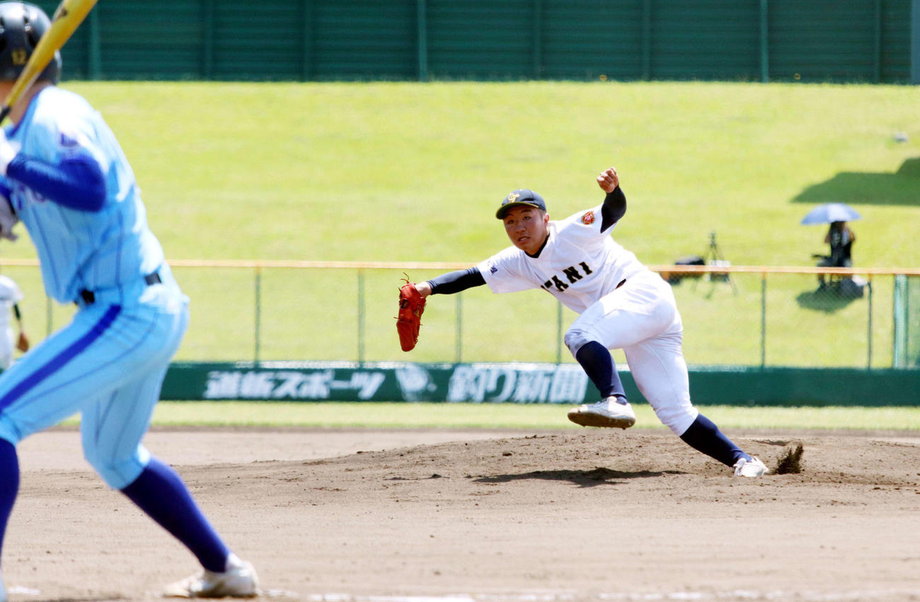 8回無安打無失点と好投した札幌大谷エース森谷（撮影・永野高輔）