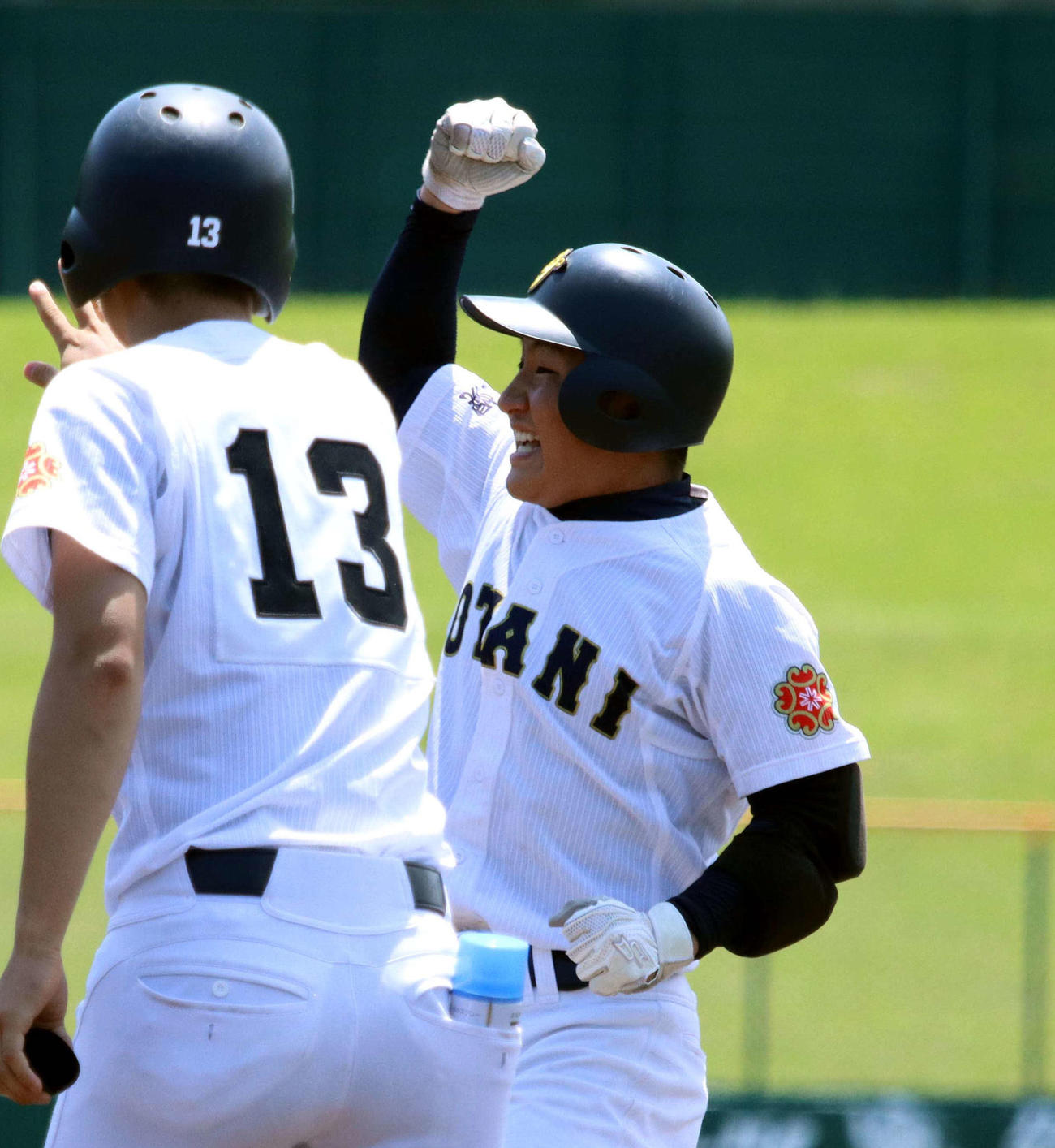 5回札幌大谷2死満塁、森谷が中前に2点適時打を放ち右手を挙げる（撮影・永野高輔）