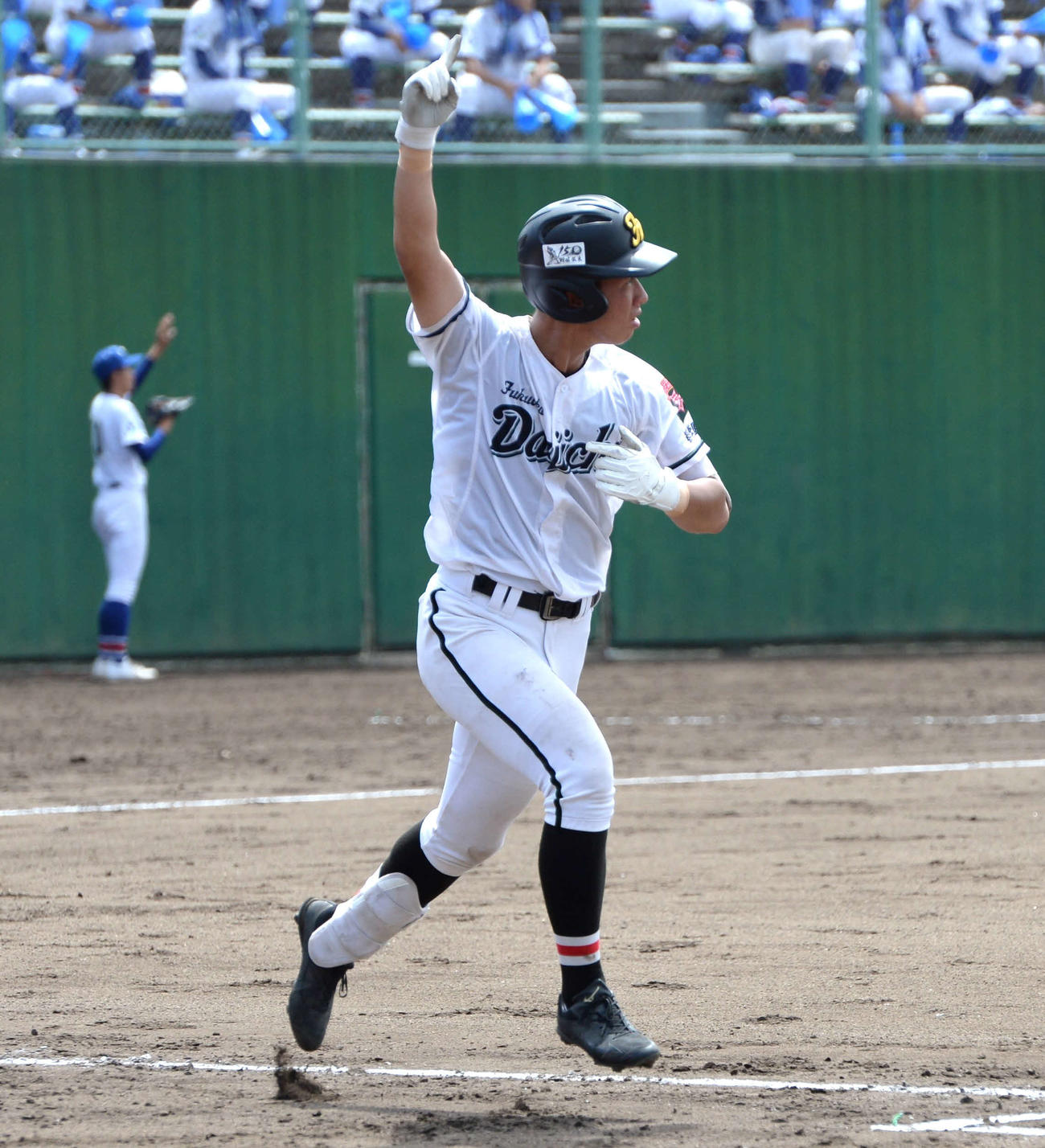 福岡第一対祐誠　4回に先制2ランを放ち、指を突き上げる福岡第一・末永（撮影・只松憲）