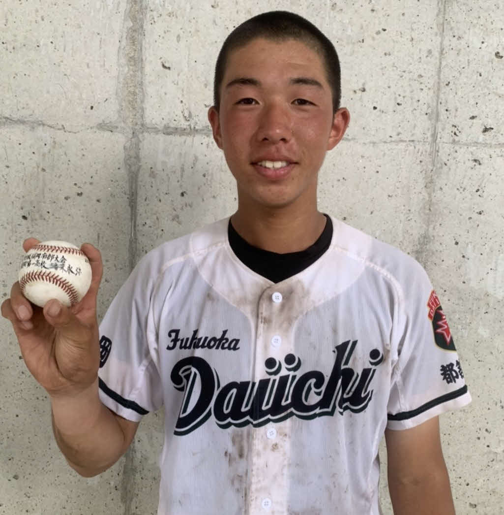 祐誠戦に勝利し　ホームランボールを片手に笑顔を見せる福岡第一・末永（撮影・只松憲）